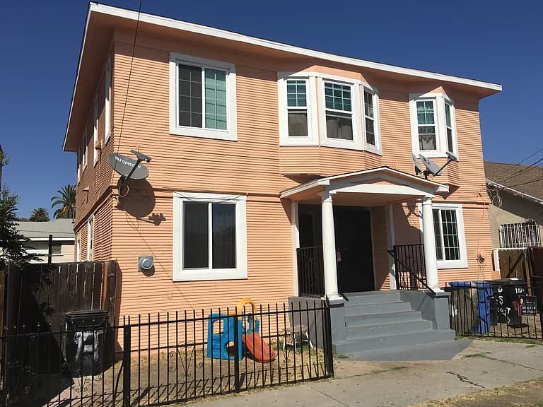 965 W 42nd Pl